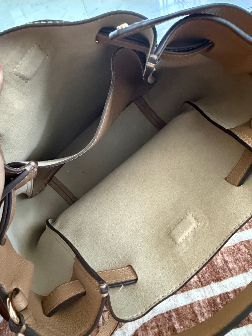 Tory Burch Leather Shoulder Bag in Tan - Classic Women's Tote - Picture 4 of 4